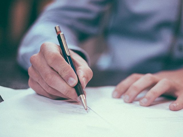 The game is on: French notary against real estate agents