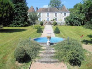 Small castle on wooded garden of 7771m2