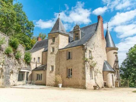 Château with 10 ha land near Tours in the Loire Valley