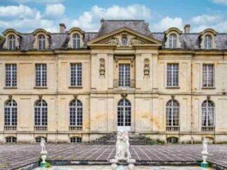 18th-century castle with land for sale near Paris