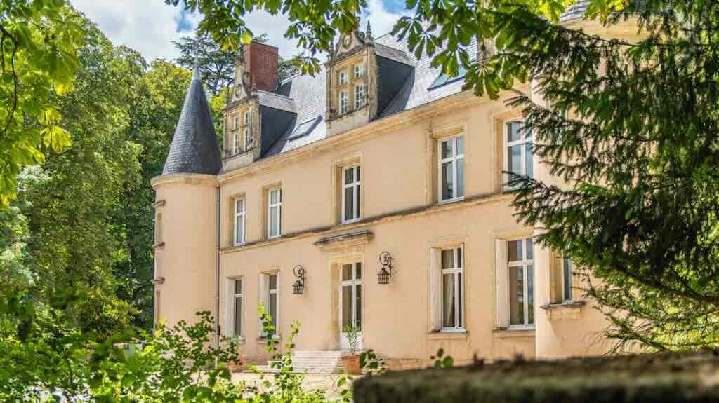 Château with 10 ha land near Tours in the Loire Valley