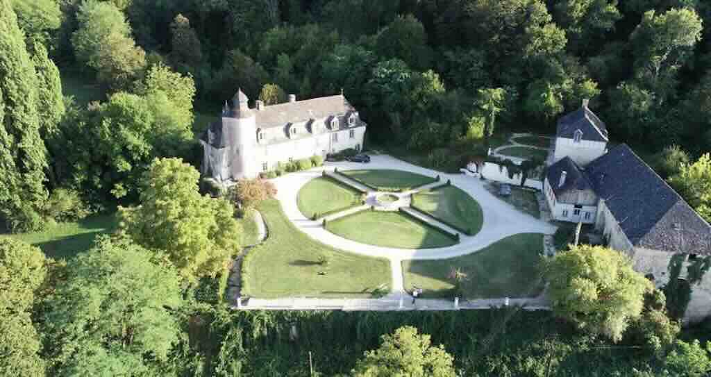 Dordogne Chateau with B&B Activity and 9 Hectares