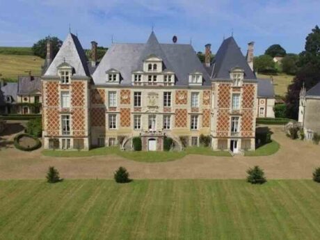 Elegant Castle with a Lovely Park and Land between Tours and Le Mans