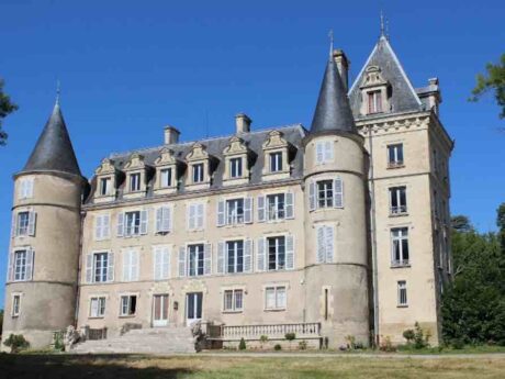 Magnificent castle with large outbuildings near Sancerre