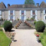 Small castle on wooded garden of 7771m2