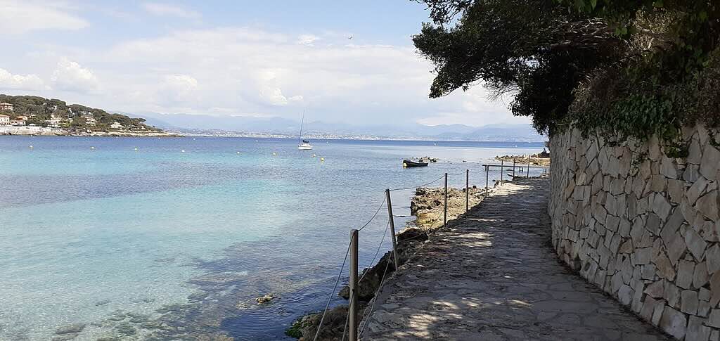 Villa and apartment for sale in Cap d'Antibes