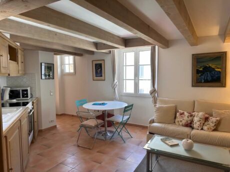 Commercial space and apartment for sale in Saint Tropez