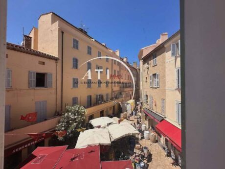 Commercial space and apartment for sale in Saint Tropez