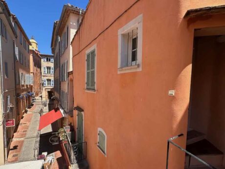Commercial space and apartment for sale in Saint Tropez