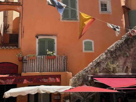 Commercial space and apartment for sale in Saint Tropez